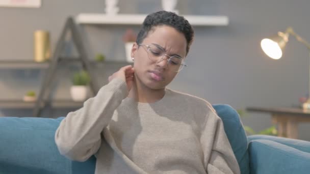 Ritratto di donna africana con dolore al collo  - Filmati, video