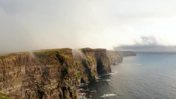 Erstaunlicher Panoramablick auf hohe Klippen über dem wogenden Meer. Schöne Küstenlandschaft. Cliffs of Moher, Irland - Filmmaterial, Video