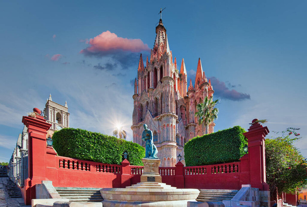 San Miguel de Allende, punto di riferimento Parroquia De San Miguel Cattedrale Arcangel nel centro storico della città - Foto, immagini