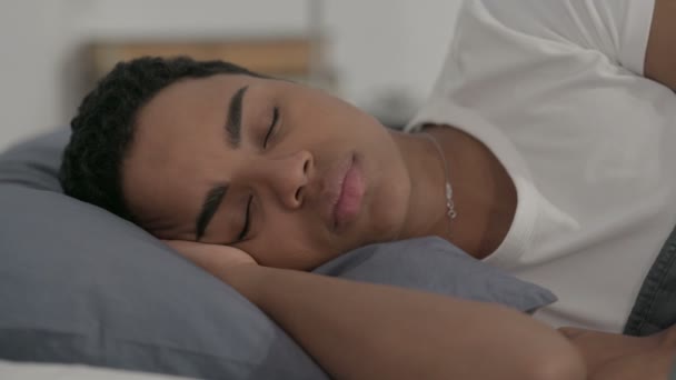 African Woman ma ból głowy podczas snu w łóżku - Materiał filmowy, wideo
