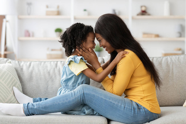 Anya és Gyerek. Boldog fekete anya és kicsi lánya kötődés otthon - Fotó, kép