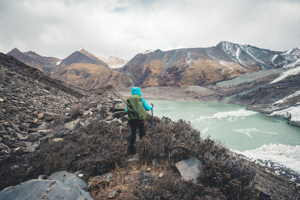 Woman backpacker hiking in winter plateau mountains - Φωτογραφία, εικόνα
