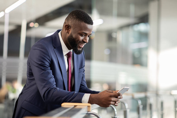 African American man CEO χρησιμοποιώντας την εφαρμογή για επιχειρηματικά κινητά σε smartphone - Φωτογραφία, εικόνα
