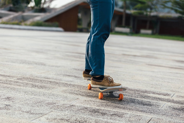 Skateboarder skateboarding outdoors in city - Fotografie, Obrázek