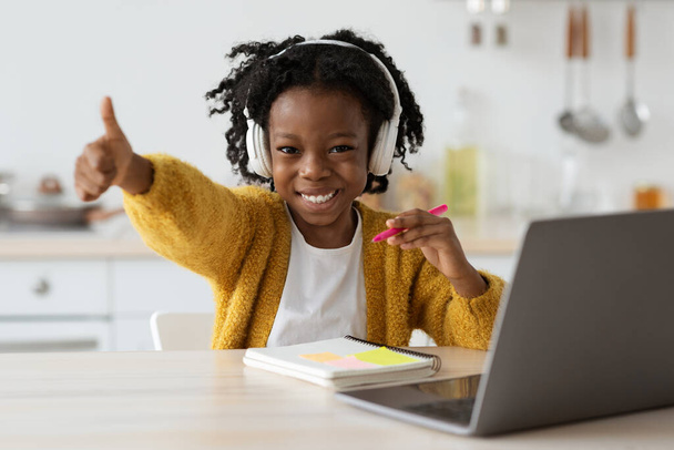 Домашнє господарство. Портрет щасливої чорної дівчини з ноутбуком вдома
 - Фото, зображення