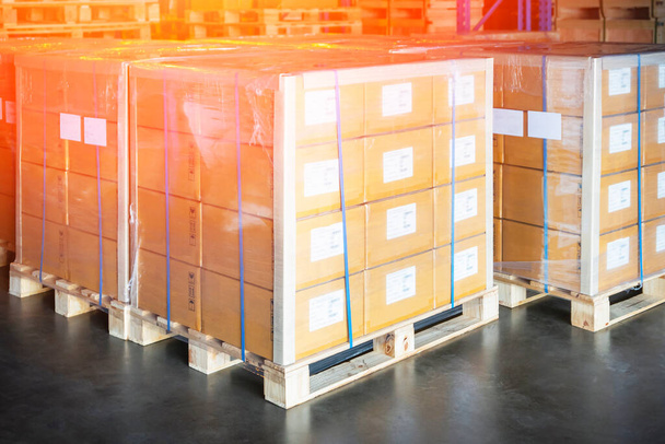 Cajas de embalaje Película plástica envuelta en paletas en almacén de almacenamiento. Envío de carga. Logística de almacén de envío. - Foto, Imagen