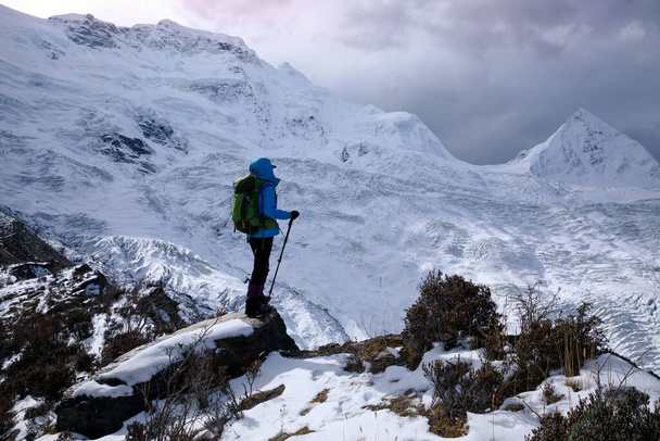 Successful woman backpacker hiking in winter plateau mountains - Fotografie, Obrázek