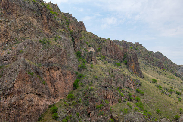 montanha rochosa muito bonita em georgia e céu - Foto, Imagem