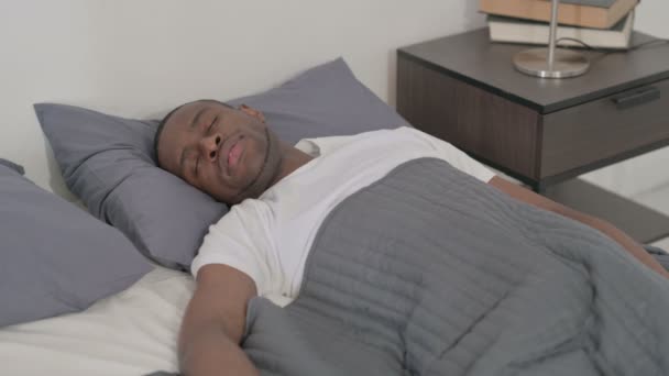 africano uomo avendo indietro dolore mentre dormire in letto - Filmati, video
