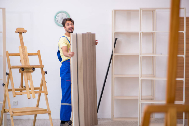 自宅で働く若い男性大工 - 写真・画像
