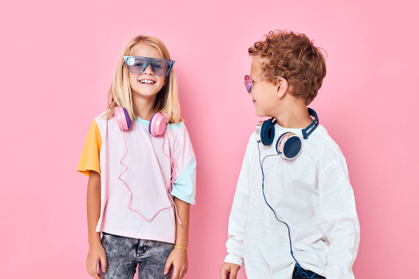 модный мальчик и девочка в солнцезащитных очках весело провести время с друзьями случайные дети мода - Фото, изображение