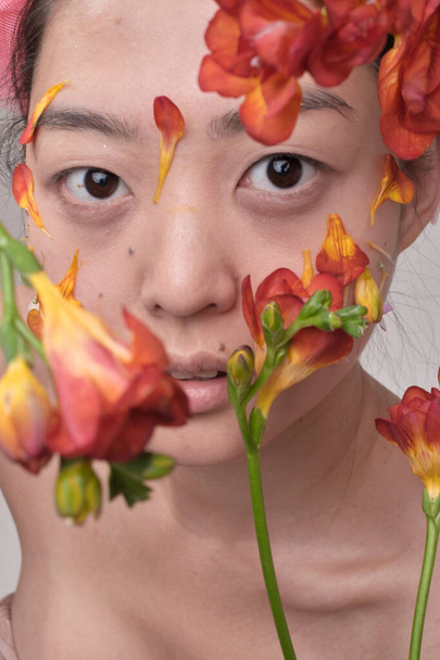 Asijské žena s květinami na ji tvář - Fotografie, Obrázek