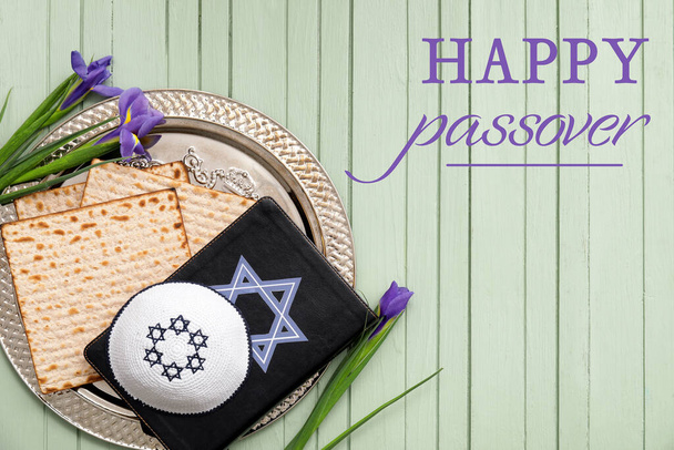 Bellissimo biglietto di auguri per Buona Pasqua con piatto Seder, Torah e matzo - Foto, immagini