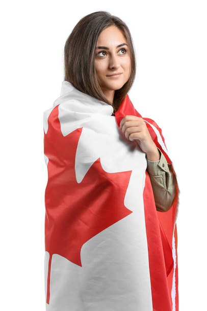 Mujer joven con bandera nacional de Canadá sobre fondo blanco - Foto, imagen