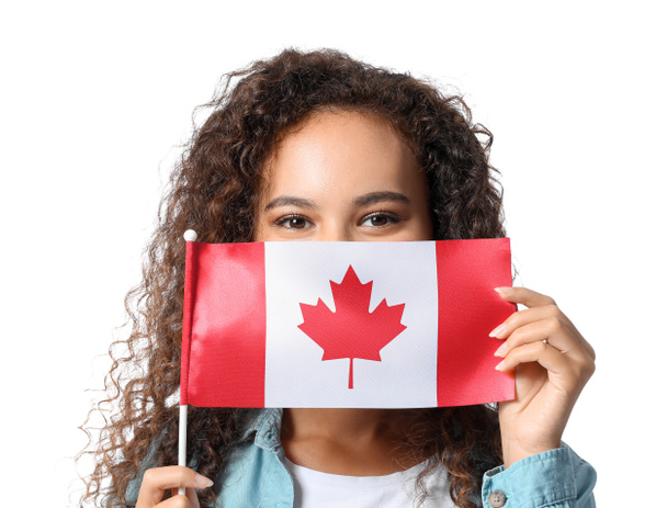 Gyönyörű fiatal afro-amerikai nő kanadai zászló fehér háttér - Fotó, kép