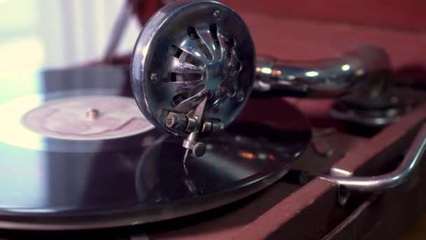 Kopf eines Grammophons mit einer Metallnadel schiebt sich auf eine Schallplatte. Nahaufnahme, selektiver Fokus. alter Vintagephonograph. - Filmmaterial, Video