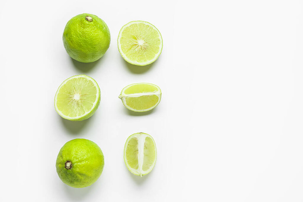Composición con frutas enteras y cortadas de bergamota sobre fondo blanco - Foto, Imagen