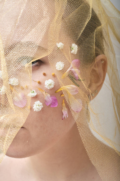 žena s květinami na tváři - Fotografie, Obrázek