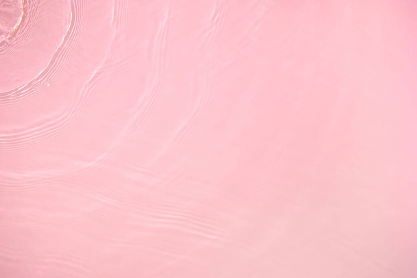 átlátszó rózsaszín színű, tiszta, nyugodt vízfelület textúra  - Fotó, kép