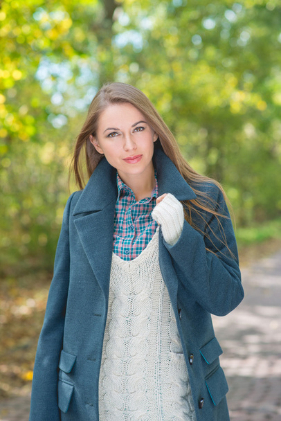 Приваблива модна жінка на відкритому повітрі восени
 - Фото, зображення