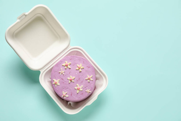 Пластикова обідня коробка зі смачним тортом Бенто на бірюзовому фоні
 - Фото, зображення