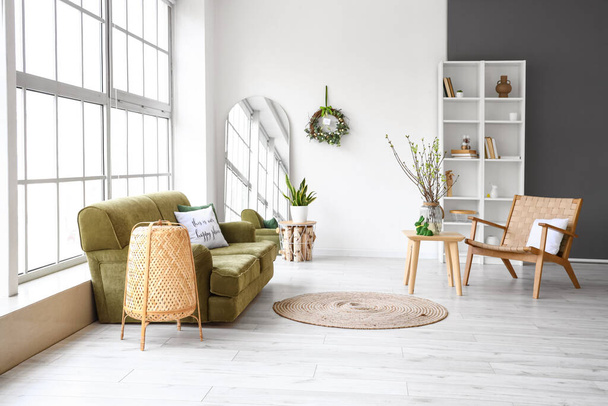Стильный интерьер светлой гостиной с современной мебелью и пасхальным декором - Фото, изображение