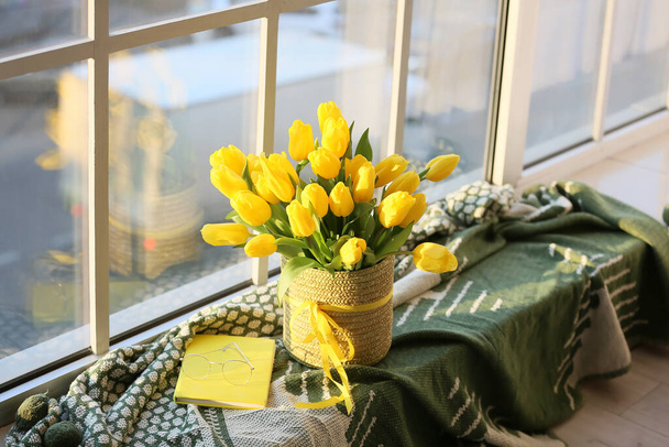 Buquê de belas tulipas amarelas, livro e óculos no peitoril da janela - Foto, Imagem