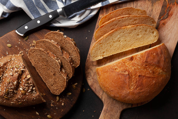 Krájený domácí chléb na dřevěné desce. Horní pohled rovný - Fotografie, Obrázek