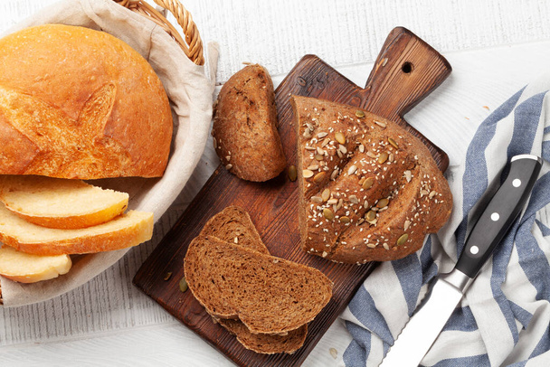 Házi készítésű kenyeret szeletelt falemezre. Top view lapos fektetés - Fotó, kép