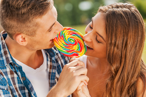 Couple tasting multi colored lollipop - Foto, Imagem