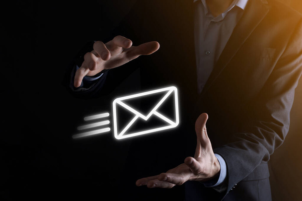 Email marketing e newsletter concettuale.Contattaci tramite newsletter email e proteggi i tuoi dati personali dal concetto di spam mail.Schema di vendita diretta in azienda. Elenco dei clienti per mailing - Foto, immagini