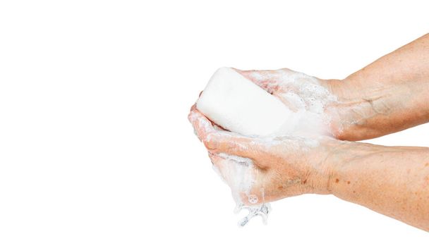 Anciana lavándose las manos con jabón, aislada sobre fondo blanco. - Foto, Imagen