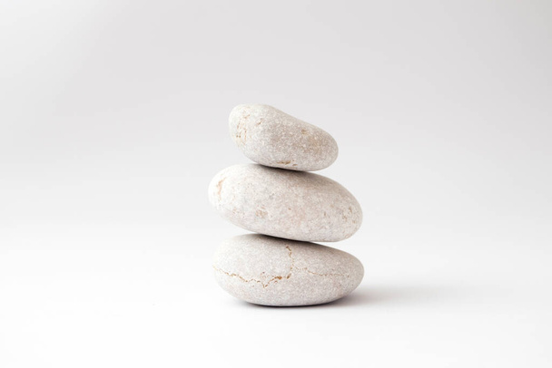uma pilha de pedras de equilíbrio no fundo branco. - Foto, Imagem