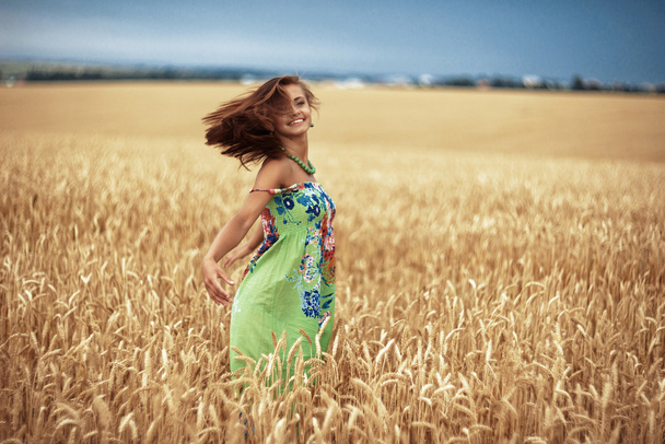fille dans la prairie de blé
 - Photo, image
