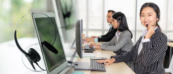 Obchodníci nosí sluchátka pracující v kanceláři rozšířit pohled - Fotografie, Obrázek