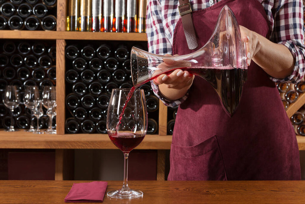 Девушка наливает вино в бокал красивого графина, концепцию, крупный план - Фото, изображение