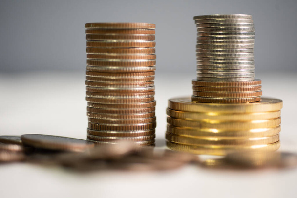 Primer grupo de monedas en blure background.Save concepto de dinero. - Foto, Imagen