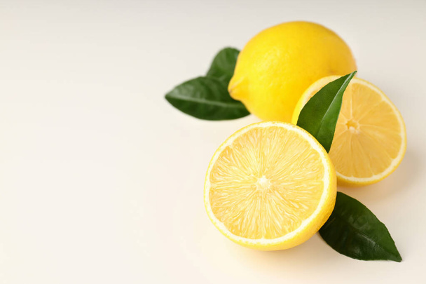 Zitronen mit Blättern auf weißem Hintergrund, Platz für Text - Foto, Bild