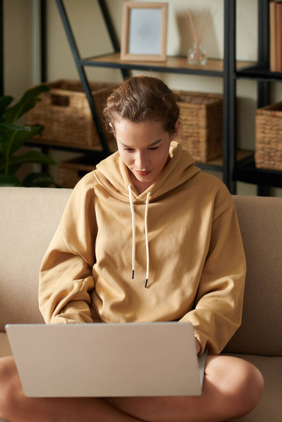 Vrouw werkt online op laptop - Foto, afbeelding