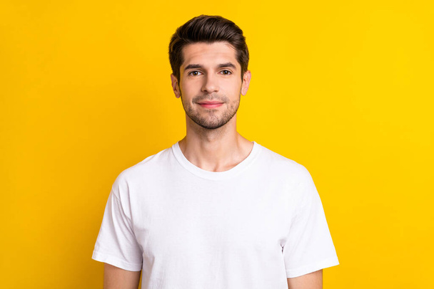 Fénykép bájos magabiztos pozitív ember néz kamera viselni fehér póló elszigetelt sárga szín háttér - Fotó, kép