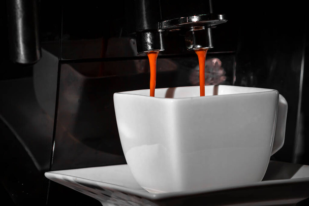 Machine expresso pour faire du café frais sur fond sombre close-up. Préparation de café. - Photo, image