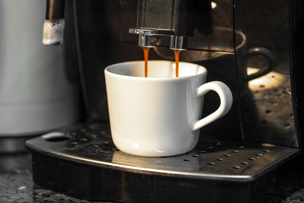 Máquina de café expreso para hacer café fresco sobre un fondo oscuro de cerca. Preparación de café. - Foto, Imagen