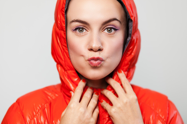 bir sonbahar ceketi giyen bir kadın portresi yüz - Fotoğraf, Görsel