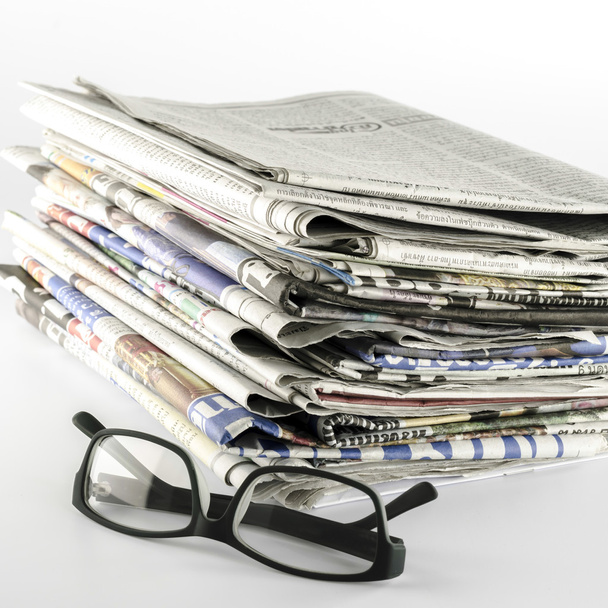 stack of newspaper with glasses - Foto, afbeelding