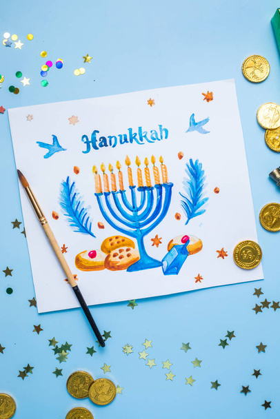 Hanukkah símbolos planas yacen. Diseño tradicional de tarjetas de felicitación de vacaciones judías con felicitaciones de hanukkah feliz. Menorah con David Star, pan pitta - Foto, imagen