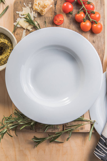 Food background. Empty round plate. Ready to serve food. - Photo, Image