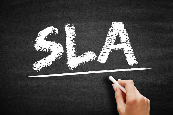 SLA Service Level Agreement - compromisso entre um prestador de serviços e um cliente, acrónimo de texto em quadro negro - Foto, Imagem