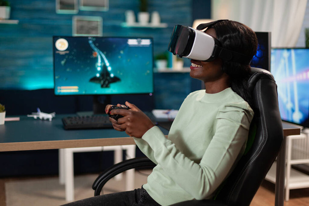 Pro gamer mujer vistiendo realidad virtual googles celebración de juego controlador - Foto, imagen