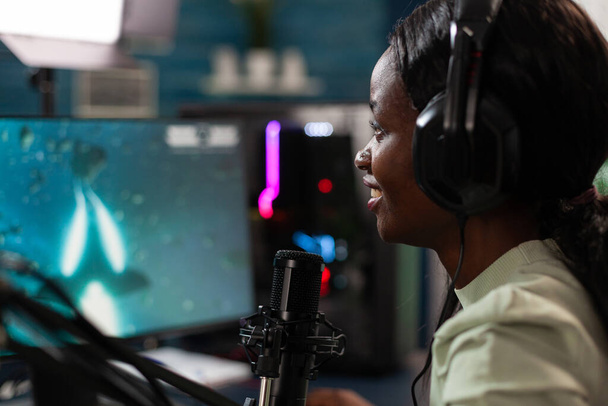 Concentré cyber gamer femme parler dans le microphone - Photo, image
