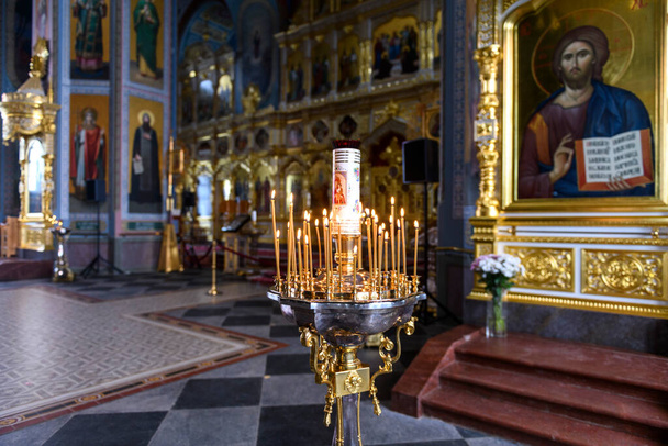 Candele della chiesa sullo sfondo di icone nella cattedrale ortodossa russa - Foto, immagini